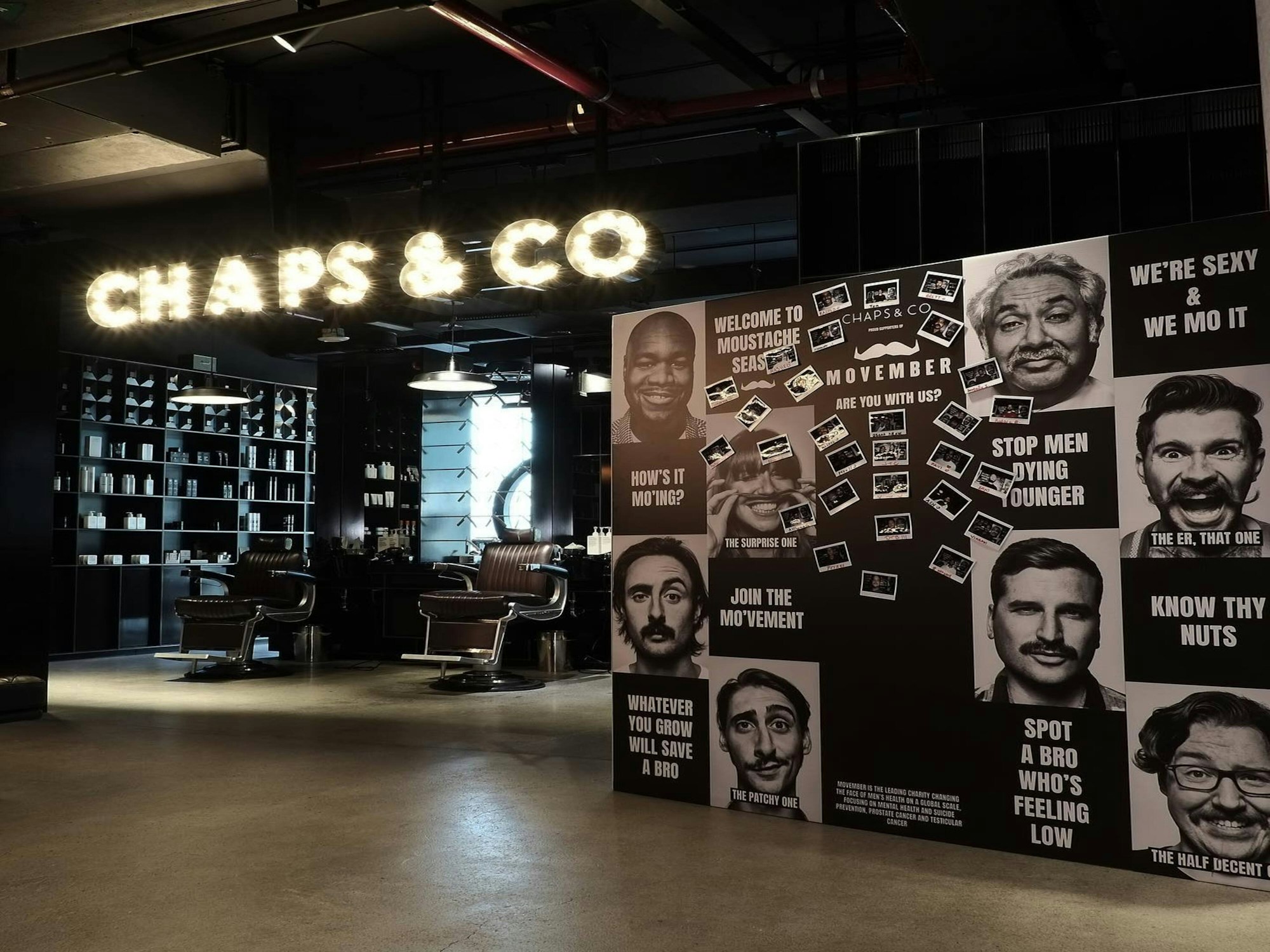 Interior barbershop premium dengan kursi modern